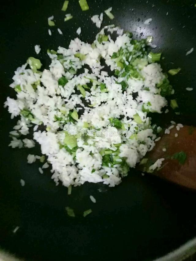 菜稍稍变软就加入米饭继续翻炒两分钟。