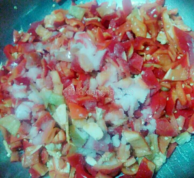 辣椒切成小粒。用盐腌制出水份。