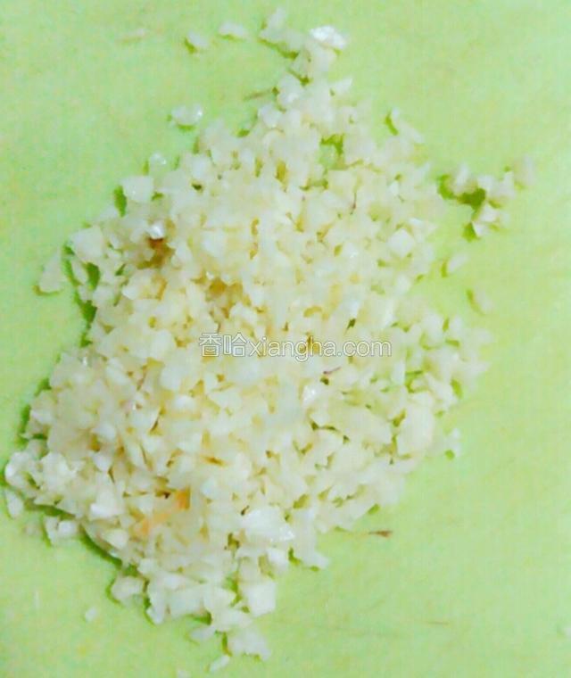 将大蒜头剥皮切粒。