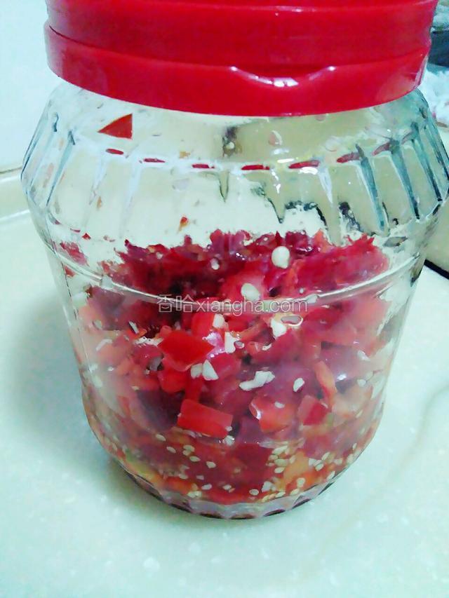 找一个密封严实的玻璃罐子将腌制的辣椒倒入密封好。腌制半个月。