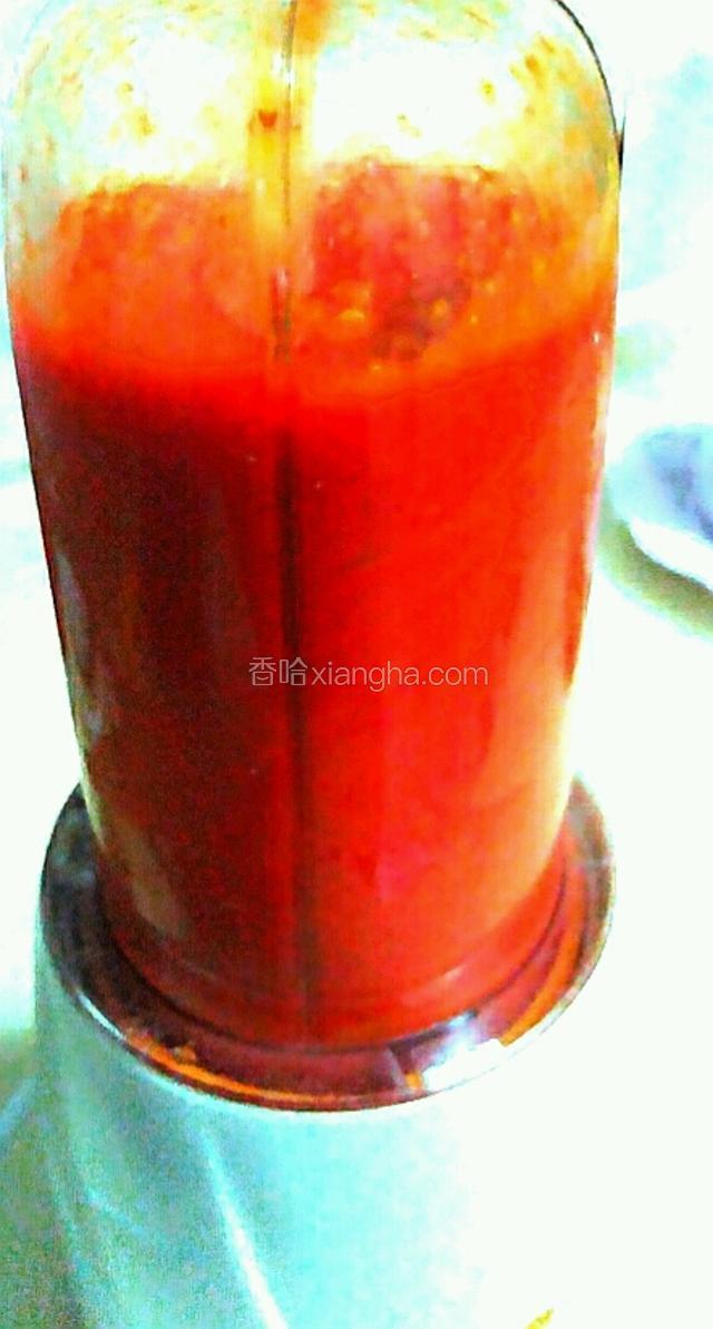 看！红红的剁椒酱就完成啦！