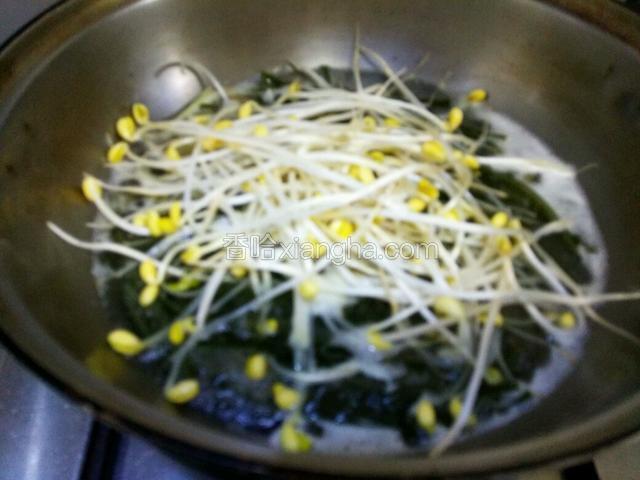 滚起来下黄豆芽，给盐，给油