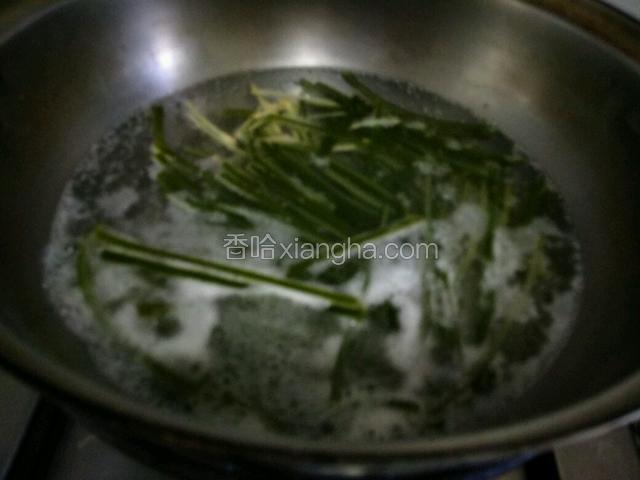 放入海带丝