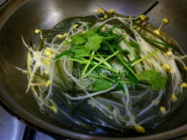 看豆芽熟关火，放入葱丝，香菜，鸡精
