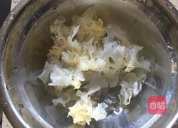 银耳莲子雪梨汤的做法图解2