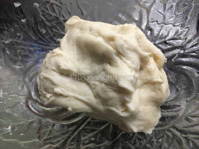 用手使劲揉面。直到手上无面，盆里无面。