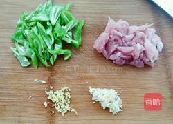 瘦肉炒青椒的做法图解1