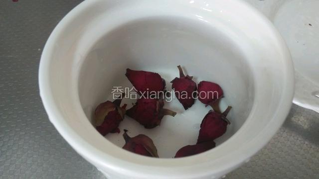 玫瑰花放在杯子里