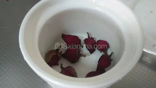 玫瑰花放在杯子里