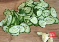 蒜炒青瓜片的做法图解1
