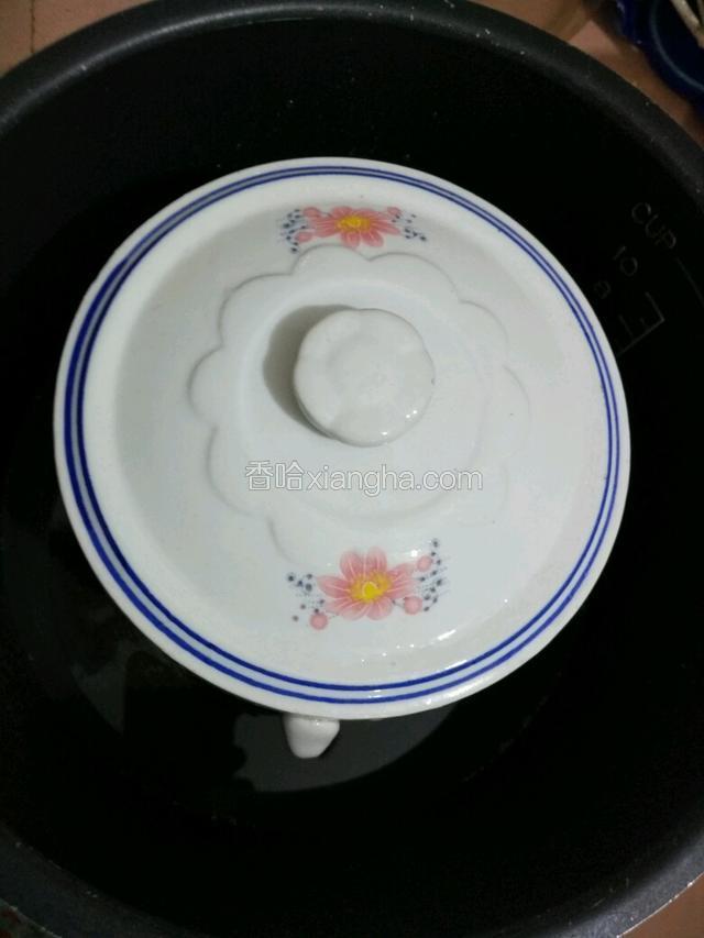 把炖汤盅放入压力锅中，盖好炖汤盅盖