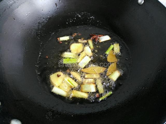 起锅加热加油，除去小辣椒其他都放进去。（因为这个辣椒太辣了我不敢现在放）
如果不怕辣的就一起下锅。

