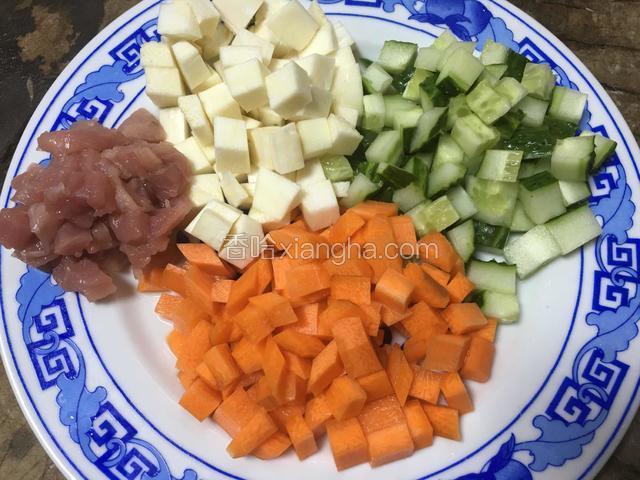 食材：胡萝卜，黄瓜，茭白，肉丁；