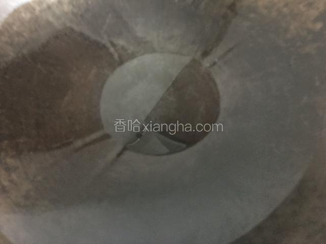 锅内加适量食用油；