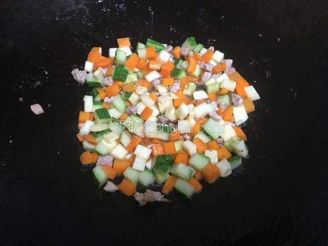 所有食材入锅煸炒；