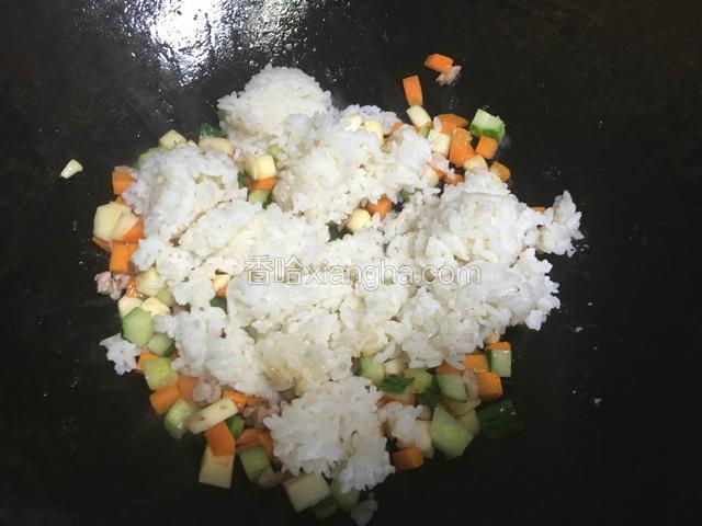 米饭入锅翻炒；