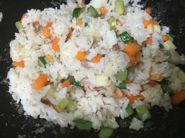 加入适量盐调味，打散入味即可；