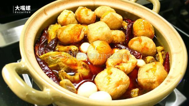 下之前准备好的鹌鹑蛋和豆腐泡，豆腐泡撕一个小口更加方便入味，最后淋上红透透的红油