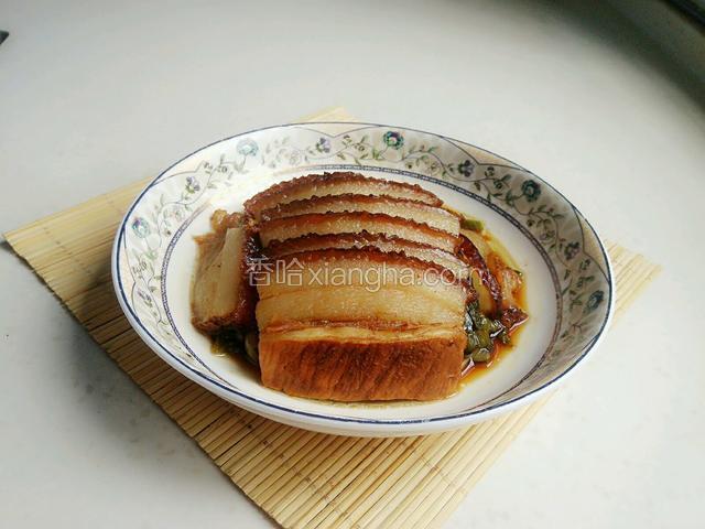 蒸好之后汤汁有点多，可以先泌掉一些，然后取个干净盘子倒扣在蒸碗上，快速翻过来，一道好看又好吃的酸菜扣肉就完成了。