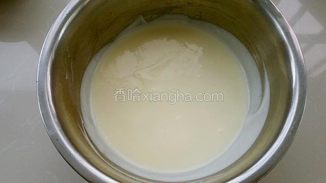 再把酸奶和淡奶油混合搅拌均匀。