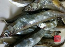 甜紫苏叶配油炸鱼的做法图解1