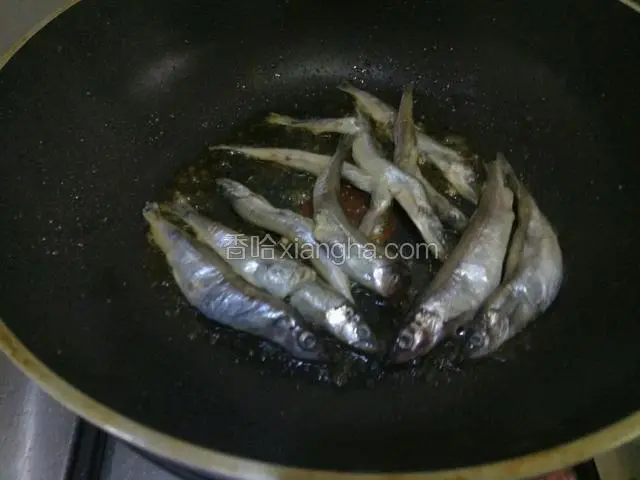 热油锅下多春鱼煎
