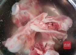 白萝卜骨头汤的做法图解1