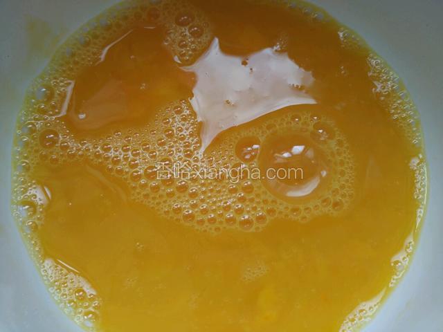 放入精盐和味精，用筷子打散