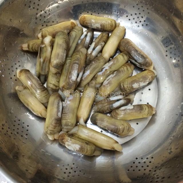 准备好海蚶，用牙刷涮洗干净。