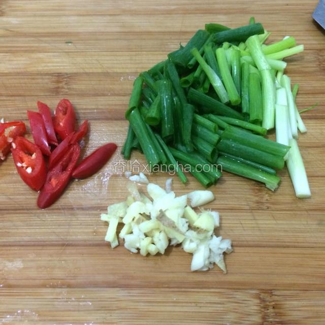 姜蒜切末，红椒斜切，葱切段。