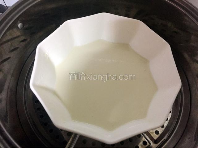 锅中倒入适量的清水烧开后放入面糊蒸30分钟