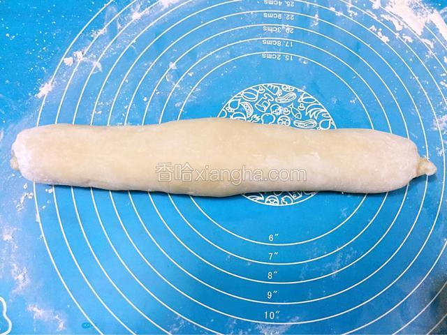 时间到取出揉成光滑的面团，记得撒些熟糯米粉防粘