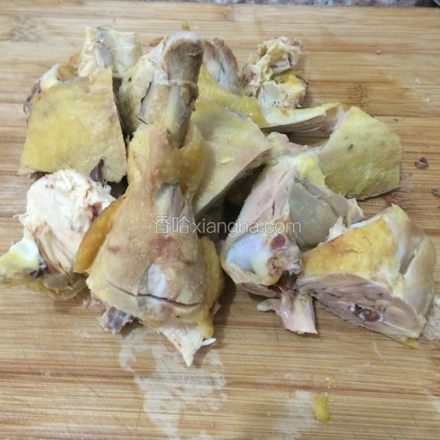 鸡绰水片刻捞出切小块。