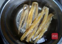 腐竹金针菜鱼汤的做法图解1