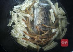 腐竹金针菜鱼汤的做法图解7