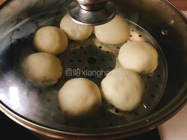 冷水上锅，大火蒸五分钟再转中火蒸12分钟。