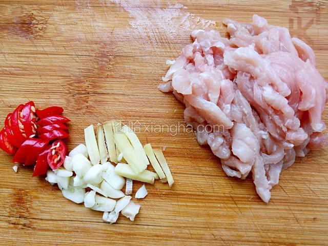 准备肉丝，葱姜蒜，小红椒。