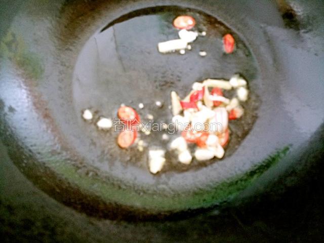 锅中烧油葱姜蒜小红椒爆香