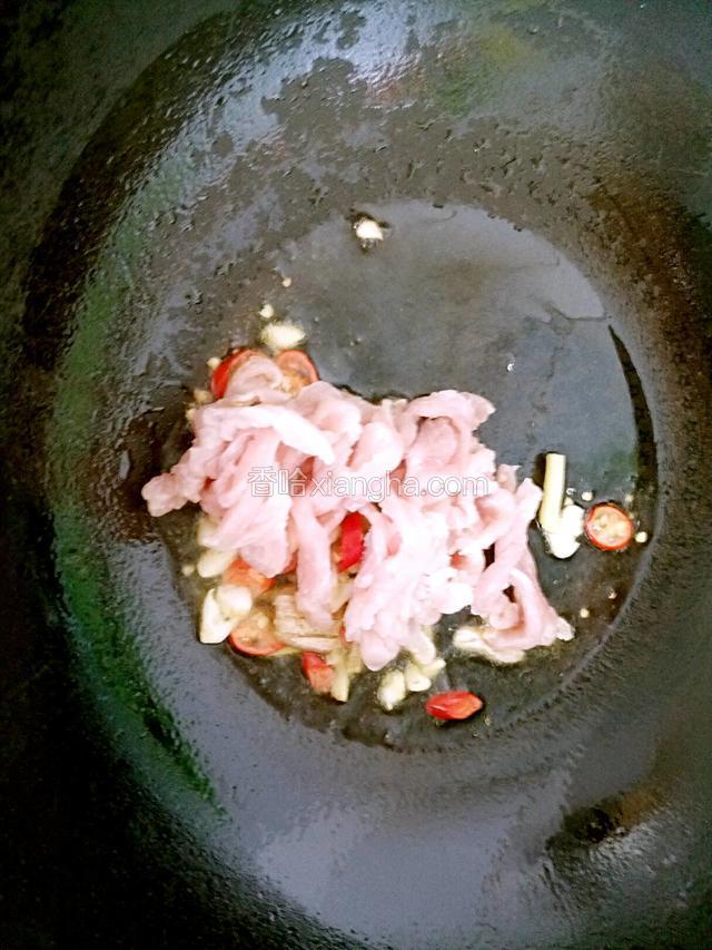 加肉丝翻炒均匀