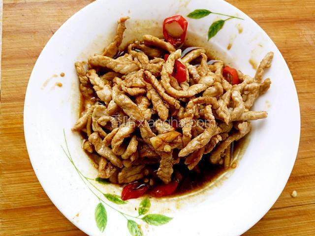 炒熟的肉丝盛出晾凉备用