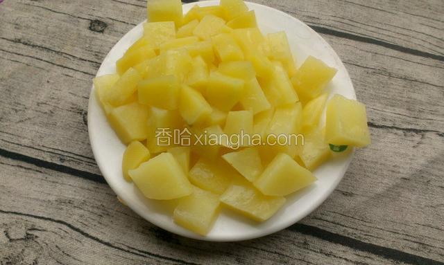 土豆去皮切小块上锅蒸熟
