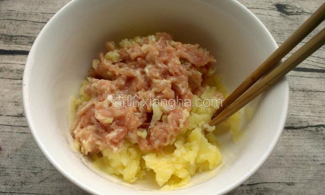再把肉馅放土豆泥里拌匀