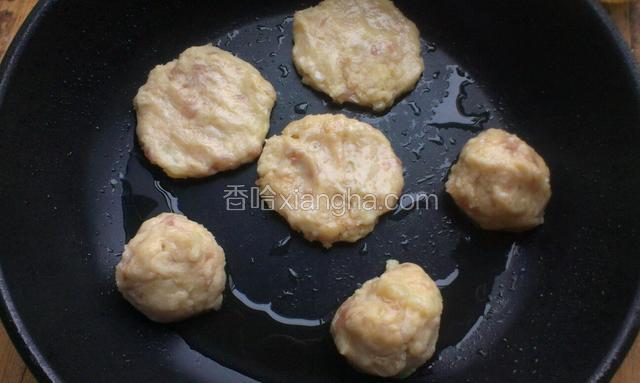 平底锅到油，把土豆肉糊团成小球放锅里，再按扁成饼，由于土豆糊比较黏，在手上涂上油在团就好了