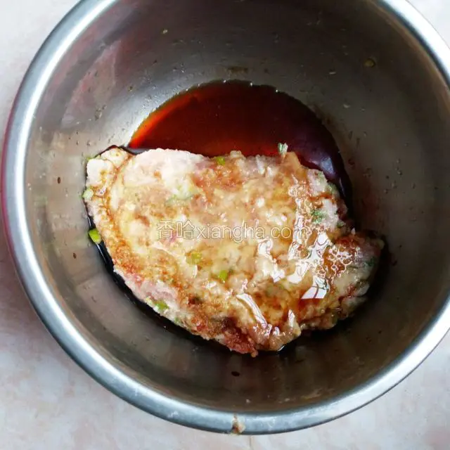 猪肉加葱花和姜剁成馅，倒入适量味极鲜和醋、料酒和盐腌半小时