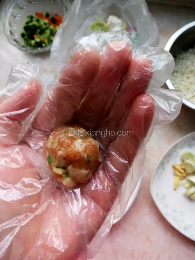 带上一次性手套，把适量肉馅揉成团