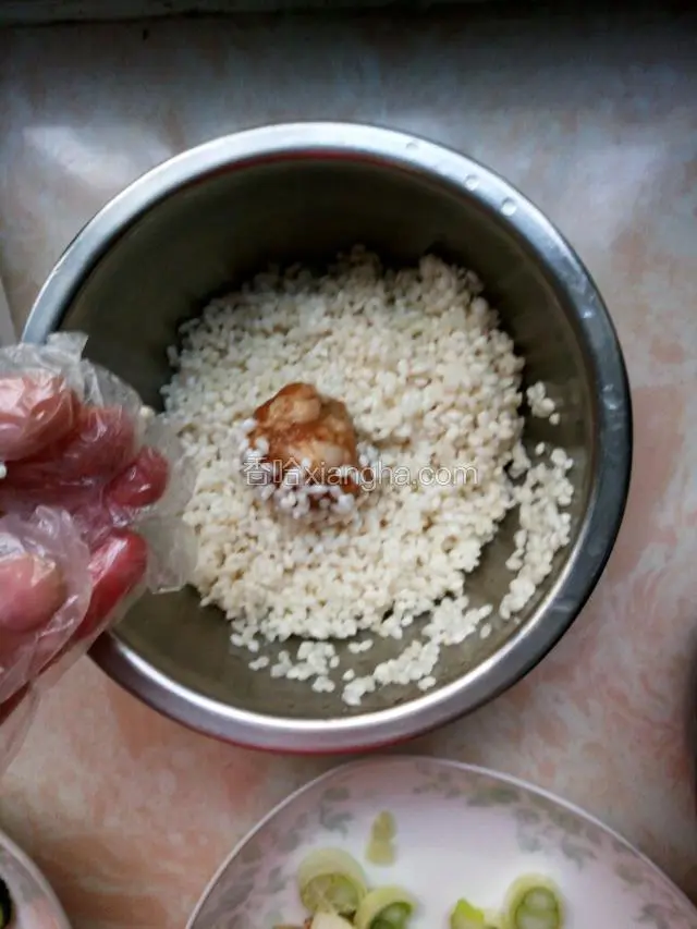 放到糯米里滚几下，让肉馅沾满糯米，然后再用手揉几下