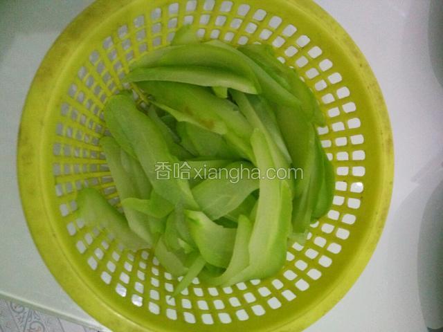 佛手瓜切片焯水后，待凉了我又切成丝了