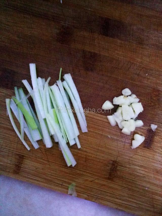 葱切丝，蒜切碎