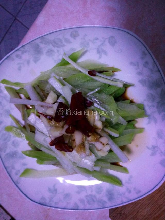 把佛手瓜和葱、蒜加点干辣椒，适量味极鲜、醋和盐