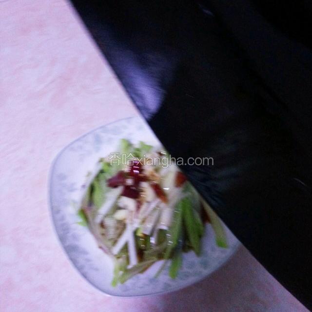 锅内热油，把热油倒入佛手瓜内